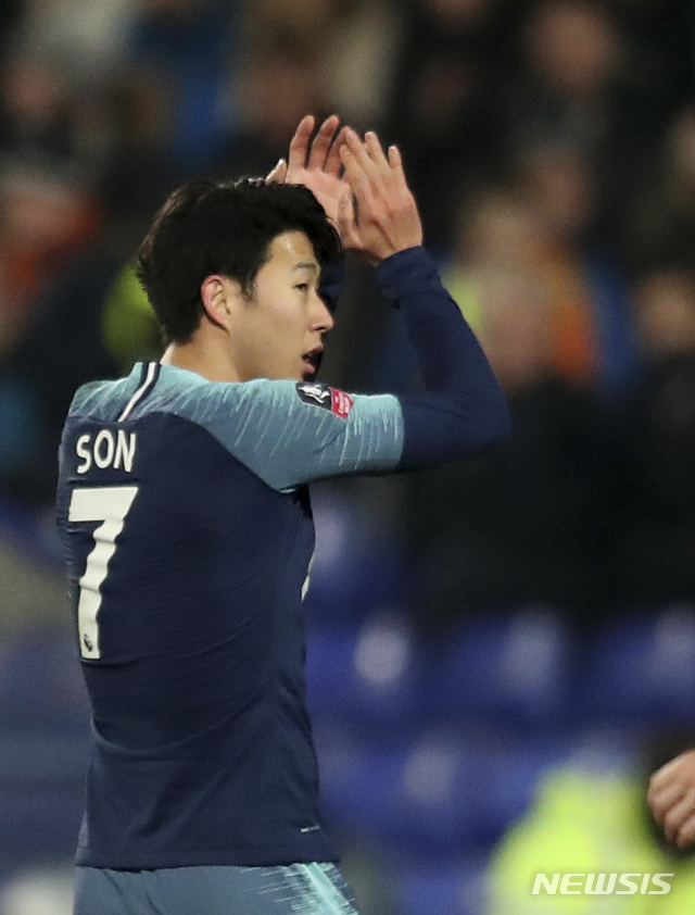 【버킨헤드=AP/뉴시스】토트넘 손흥민(왼쪽)이 4일(현지시간) 영국 버킨헤드 프렌턴파크에서 열린 트랜미어 로버스(4부리그)와의 2018-19시즌 FA컵 64강전에서 1골 2도움의 활약을 펼치고 조지 마시와 교체되고 있다. 손흥민은 팀의 7-0 대승에 기여했으며 해트트릭을 기록한 요렌테를 제치고 최우수선수(MOM)로 선정됐다. 2019.01.05.