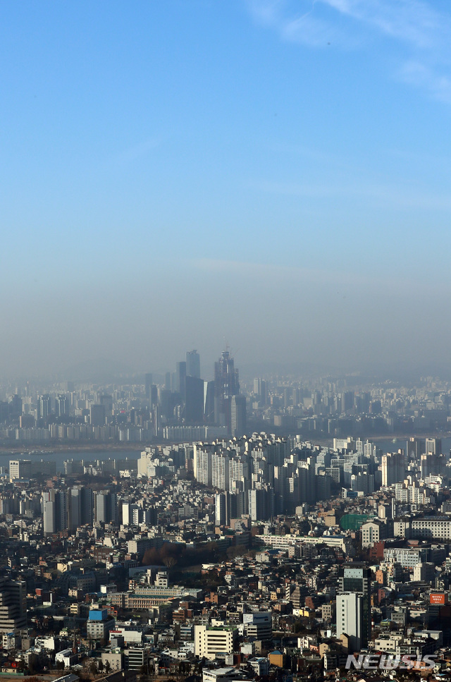 【서울=뉴시스】이영환 기자 = 서울과 대부분의 지역의 초미세먼지 농도가 나쁨을 보이고 있는 5일 오전 서울 용산구 남산공원에서 바라본 도심위의 먼지띠와 파란 하늘이 대비되고 있다. 2019.01.05.  20hwan@newsis.com