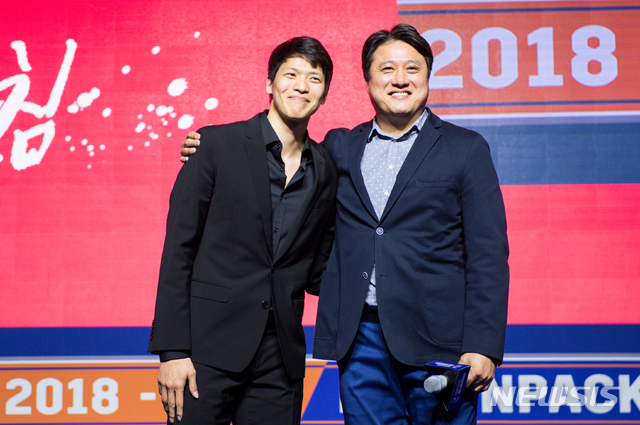 서울 SK 문경은(오른쪽) 감독과 김선형. (사진 = KBL 제공)