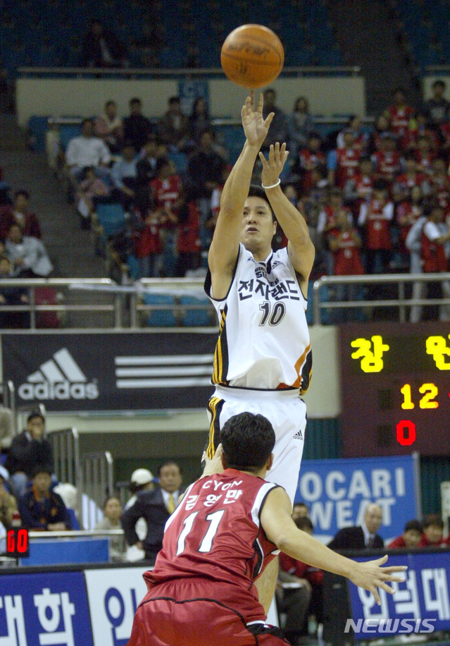 2003~2004시즌 문경은의 현역시절 (사진 = KBL 제공)