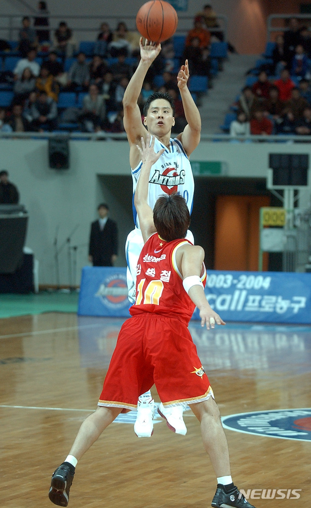 2003~2004시즌 우지원의 현역시절 (사진 = KBL 제공)