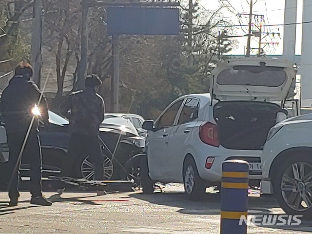 【울산=뉴시스】박일호 기자 = 6일 낮 12시40분께 울산시 북구 성내삼거리 인근 도로에서 제네시스 차량과 모닝 차량이 충돌해 사고 수습이 이뤄지고 있다. 2019.01.06. (사진=독자 제공) photo@newsis.com