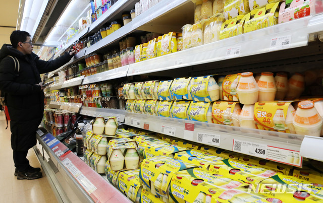 【서울=뉴시스】박주성 기자 = 서울 한 대형마트에서 고객들이 우유를 고르고 있다. (사진= 뉴시스 DB)