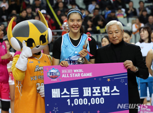 【서울=뉴시스】김선웅 기자 = 6일 오후 서울 중구 장충체육관에서 열린 2018-2019 여자 프로농구 올스타전에서 블루스타팀 박지수가 베스트 퍼포먼스상을 수상하고 있다. 2019.01.06. mangusta@newsis.com