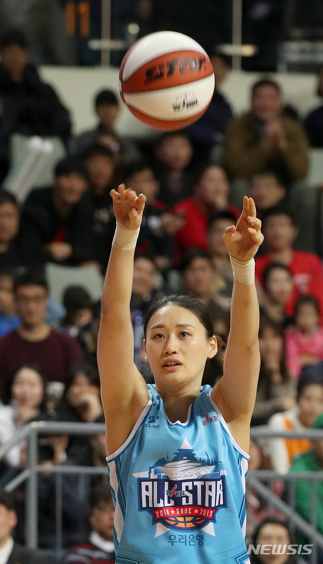 【서울=뉴시스】김선웅 기자 = 6일 오후 서울 중구 장충체육관에서 열린 2018-2019 여자 프로농구 올스타전 3점슛 콘테스트 본선에서 강이슬이 슛을 하고 있다. 2019.01.06. mangusta@newsis.com