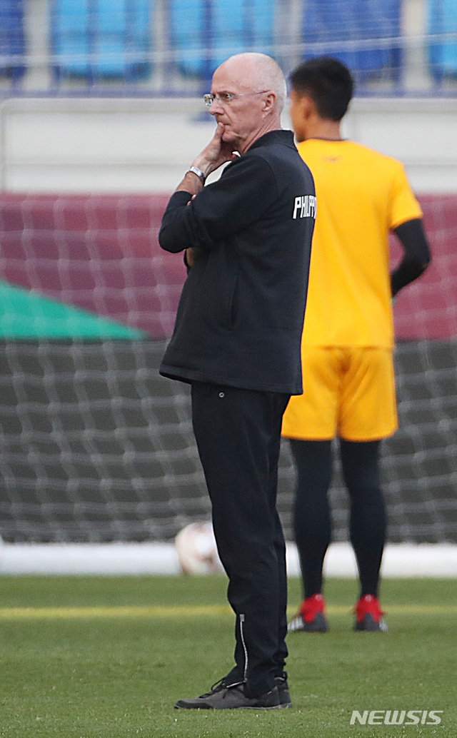 【두바이(아랍에미리트)=뉴시스】김진아 기자 = 2019 AFC 아시안컵 UAE 조별 라운드 C조 1차전 한국과 필리핀의 경기를 하루 앞둔 6일 오후(현지시각) 아랍에미리트 두바이 알막툭 스타디움에서 스벤 예란 에릭손 필리핀 축구 국가대표팀 감독이 훈련을 지켜보고 있다. 2019.01.06. bluesoda@newsis.com