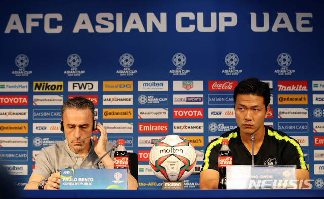 【두바이(아랍에미리트)=뉴시스】김진아 기자 = 2019 아시아축구연맹(AFC) 아시안컵 한국과 필리핀의 첫 경기를 하루 앞둔 6일 오후(현지시각) 아랍에미리트 두바이 알막툭 경기장에서 한국축구대표팀 파울루 벤투 감독이 기자회견 전 헤드셋을 착용하고 있다. 2019.01.06.&nbsp;&nbsp; bluesoda@newsis.com
