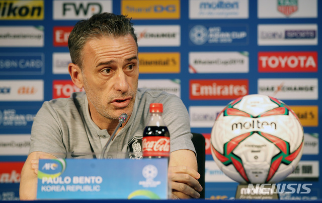 【두바이(아랍에미리트)=뉴시스】김진아 기자 = 2019 아시아축구연맹(AFC) 아시안컵 한국과 필리핀의 첫 경기를 하루 앞둔 6일 오후(현지시각) 아랍에미리트 두바이 알막툭 경기장에서 한국축구대표팀 파울루 벤투 감독이 기자회견을 하고 있다. 2019.01.06.&nbsp;&nbsp; bluesoda@newsis.com