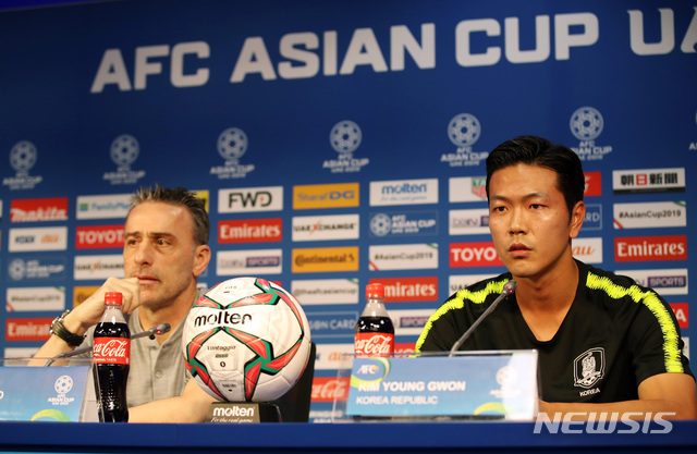【두바이(아랍에미리트)=뉴시스】김진아 기자 = 2019 아시아축구연맹(AFC) 아시안컵 한국과 필리핀의 첫 경기를 하루 앞둔 6일 오후(현지시각) 아랍에미리트 두바이 알막툭 경기장에서 한국축구대표팀 파울루 벤투 감독과 김영권이 기자회견을 하고 있다. 2019.01.06.&nbsp; bluesoda@newsis.com