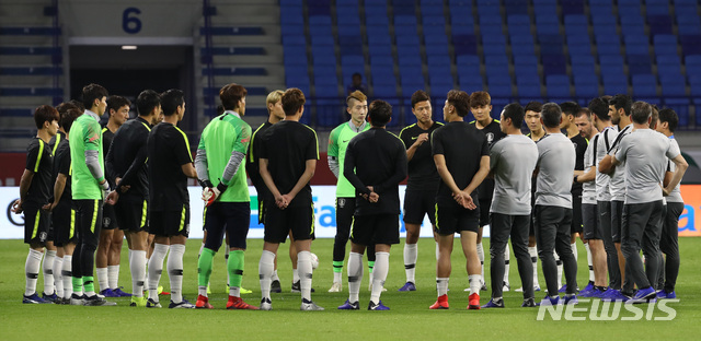 【두바이(아랍에미리트)=뉴시스】김진아 기자 = 2019 아시아축구연맹(AFC) 아시안컵 한국과 필리핀의 첫 경기를 하루 앞둔 6일 오후(현지시각) 아랍에미리트 두바이 알막툭 경기장에서 한국축구대표팀 선수들이 훈련을 하기 전 설명을 듣고 있다. 2019.01.06.&nbsp; bluesoda@newsis.com