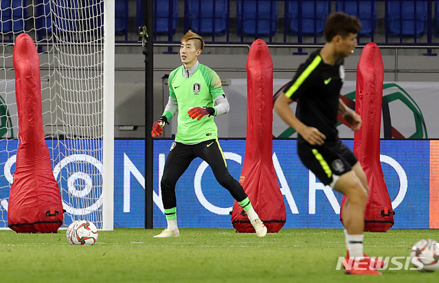 【두바이(아랍에미리트)=뉴시스】김진아 기자 = 2019 아시아축구연맹(AFC) 아시안컵 한국과 필리핀의 첫 경기를 하루 앞둔 6일 오후(현지시각) 아랍에미리트 두바이 알막툭 경기장에서 한국축구대표팀 조현우를 비롯한 선수들이 훈련을 하고 있다. 2019.01.06.   bluesoda@newsis.com