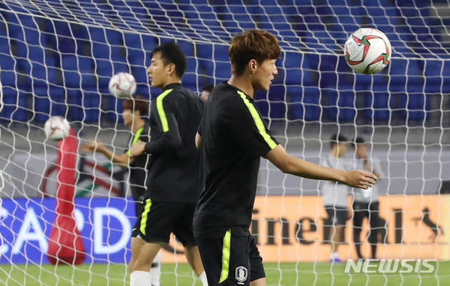 【두바이(아랍에미리트)=뉴시스】김진아 기자 = 2019 아시아축구연맹(AFC) 아시안컵 한국과 필리핀의 첫 경기를 하루 앞둔 6일 오후(현지시각) 아랍에미리트 두바이 알막툭 경기장에서 한국축구대표팀 선수들이 훈련을 하고 있다. 2019.01.06.   bluesoda@newsis.com