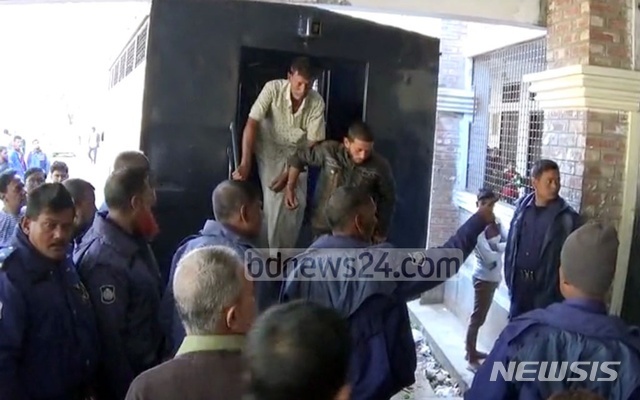 【서울=뉴시스】지난달 30일 방글라데시 총선에서 야당에 투표했다는 이유로 여성을 집단 성폭행한 혐의를 받고 있는 남성들이 경찰에 체포돼 호송되고 있다. 방글라데시 법원은 이들 남성 7명을 구속시켰다. <사진 출처 : 방글라데시뉴스24닷컴> 2019.1.7