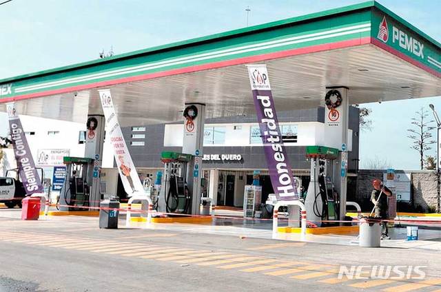 【서울=뉴시스】멕시코 미초아칸주의 한 주유소가 운송 방식 변경으로 공급이 지연되면서 휘발유를 제때에 공급받지 못해 휘발유가 동나 영업을 중단, 문이 닫혀 있다. 멕시코가 연료 절도를 막기 위해 휘발유 배포 방식을 바꾸면서 촉발된 연료 부족으로 주유소 앞마다 긴 줄이 생기는 등 멕시코에서 휘발유를 구하기 위한 전쟁이 벌어지고 있다. <사진 출처 : 멕시코 뉴스 데일리> 2019.1.7 