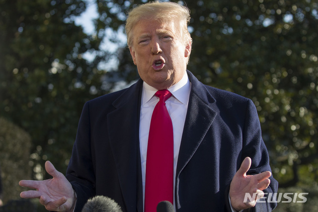 【워싱턴=AP/뉴시스】도널드 트럼프 미국 대통령이 6일(현지시간) 캠프 데이비드 회의 참석차 백악관을 떠나기 전 기자들과 질의응답을 하고 있다. 2019.01.07. 