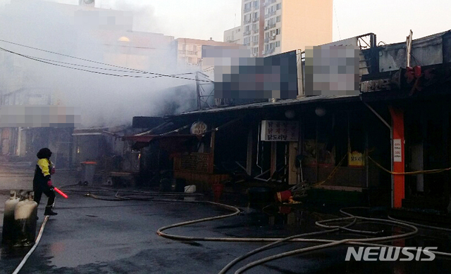【목포=뉴시스】변재훈 기자 = 7일 오전 6시29분께 전남 목포시 산정동 중앙시장 내 식당가에서 불이 나 소방당국에 의해 1시간10여분 만에 꺼졌다. 이 불로 13개 점포가 탔으나 인명피해는 없었다. 2019.01.07.(사진=전남 목포소방서 제공)&nbsp; photo@newsis.com 