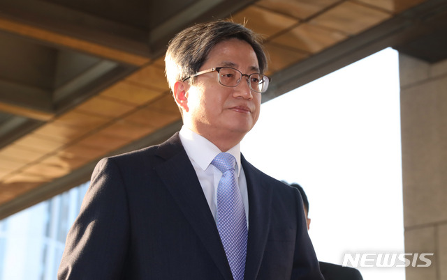 【서울=뉴시스】김선웅 기자 = 김명수 대법원장이 7일 오전 서울 서초구 대법원으로 출근하고 있다. 한편 전임 대법원장이자 사법농단 의혹의 정점으로 평가받는 양승태 전 대법원장은 오는 11일 역대 대법원장으로서는 최초로 검찰에 출석해 조사를 받을 예정이다. 2019.01.07. mangusta@newsis.com