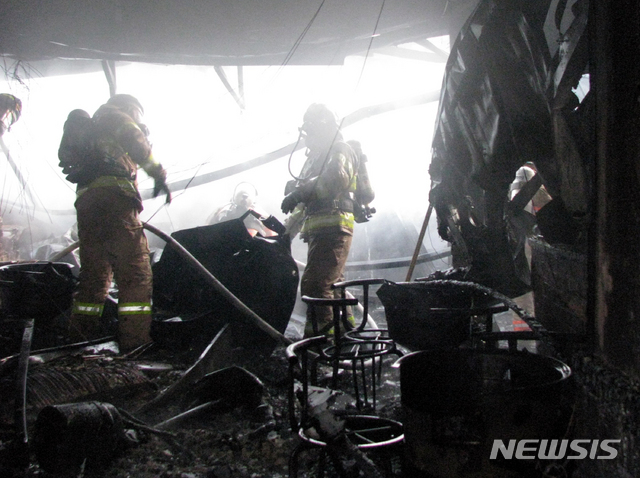 【목포=뉴시스】박상수 기자 = 7일 오전 6시29분께 전남 목포시 산정동 중앙시장 옆 먹자골목 상가에서 불이나 소방당국이 막바지 진화작업을 벌이고 있다. 2019.01.07.&nbsp; parkss@newsis.com