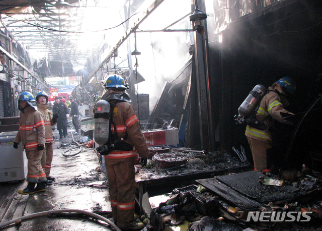 【목포=뉴시스】박상수 기자 = 7일 오전 6시29분께 전남 목포시 산정동 중앙시장 옆 먹자골목 상가에서 불이나 소방당국이 막바지 진화작업을 벌이고 있다. 2019.01.07.&nbsp; parkss@newsis.com 