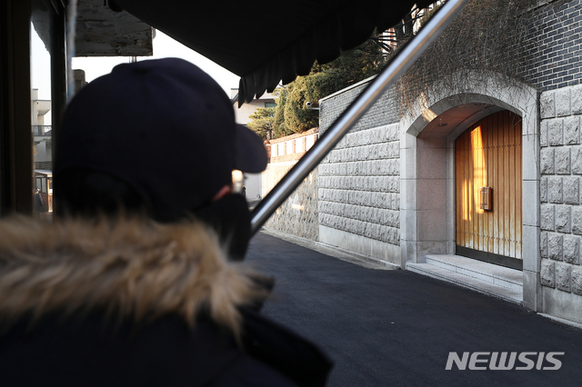 【서울=뉴시스】김병문 수습기자 = 7일 오전 서울 서대문구 전두환 전 대통령 자택 앞에서 의경들이 근무를 서고 있다. 5·18민주화운동 희생자의 명예를 훼손한 혐의로 기소된 전 전 대통령은 독감·고열을 이유로 금일 광주에서 열리는 재판에 출석할 수 없다는 입장을 밝혔다. 2019.01.07. dadazon@newsis.com