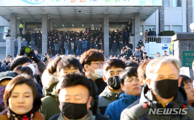 【제주=뉴시스】우장호 기자 = 7일 오전 제주도청 앞에서 제2공항 반대를 외치며 천막농성 중인 제주녹색당과 행정대집행을 준비하는 제주시 소속 공무원들이 대치하고 있다. 2019.01.07. woo1223@newsis.com