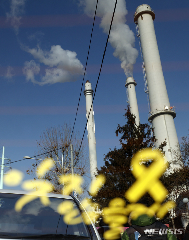 【서울=뉴시스】이영환 기자 = 7일 오전 서울 양천구 서울에너지공사 열병합발전소 앞에서 열린 75m 굴뚝 위 홍기탁, 박준호 무기한 단식 선포에 따른 긴급 기자회견에서 자동차 유리창에 굴뚝이 비치고 있다.&nbsp; 금속노조 파인텍지회 홍기탁 전 지회장과 박준호 사무장은 이곳의 75m 높이 굴뚝에 올라 422일째 농성 중이며 421일 차인 6일 무기한 고공 단식에 돌입했다. 2019.01.07.&nbsp; 20hwan@newsis.com