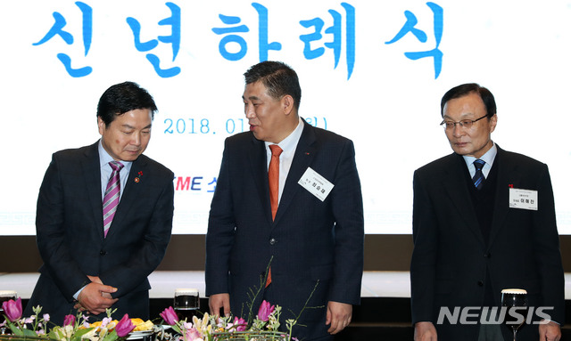 【서울=뉴시스】홍효식 기자 = 7일 오전 서울 여의도 글래드 호텔에서 열린 2019년 소상공인연합회 신년하례식에서 홍종학(왼쪽) 중소벤처기업부 장관과 최승재 소상공인연합회장이 대화를 나누고 있다. 오른쪽은 더불어민주당 이해찬 대표. 2019.01.07.&nbsp; yesphoto@newsis.com