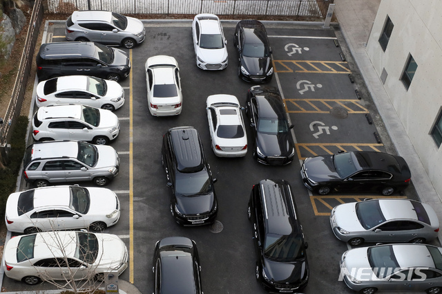 [세종=뉴시스]강종민 기자 = 국토교통부 산하단체장 신년인사회가 열린 7일 오전 산하단체장들이 타고 온 차량들이 한꺼번에 몰려들며 장애인 전용 주차구역 앞까지 주차돼 진입을 막고 있다. 2019.01.07. ppkjm@newsis.com