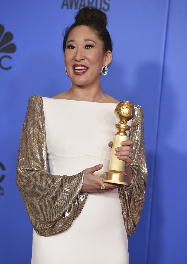 【베벌리힐스=뉴시스】 한국계 캐나다 국적의 배우 샌드라 오가 6일(현지시간) 미국 캘리포니아주 베벌리 힐스에서 열린 제76회 골든글로브상 시상식에서 드라마 부문 최우수 여주인공상을 수상한 후 트로피를 들어보이고 있다. 2018.01.07. (사진 = ⓒAP)&nbsp;&nbsp;&nbsp;&nbsp;&nbsp;&nbsp; 