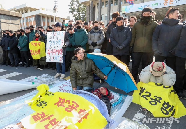 【제주=뉴시스】우장호 기자 = 7일 오후 제주도청 앞 현관과 인도에서 제2공항 반대 천막 행정대집행이 진행된 가운데 천막을 빼앗긴 성산읍 주민 김경배씨가 도로 위에 누워 있다. 2019.01.07. woo1223@newsis.com