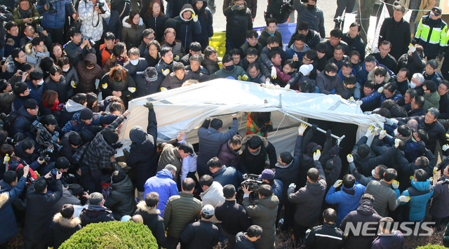 [제주=뉴시스]우장호 기자 = 지난해 1월7일 오후 제주도청 앞  제주녹색당 천막과 제2공항 반대를 주장하며 단식 농성 중인 텐트를 행정대집행에 나선 제주시 공무원들이 철거하고 있다. 이 사진은 기사과 관련이 없음. 2019.01.07. woo1223@newsis.com