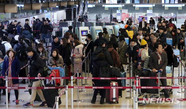 [서울=뉴시스]이영환 기자 = 사진은 지난해 1월 서울 강서구 김포국제공항 국제선 출국장 카운터의 모습. 2020.01.22.  20hwan@newsis.com