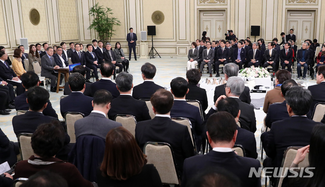【서울=뉴시스】전신 기자 = 문재인 대통령이 7일 청와대 영빈관에서 열린 중소·벤처기업인과의 대화에서 모두발언하고 있다. 2019.01.07. photo1006@newsis.com