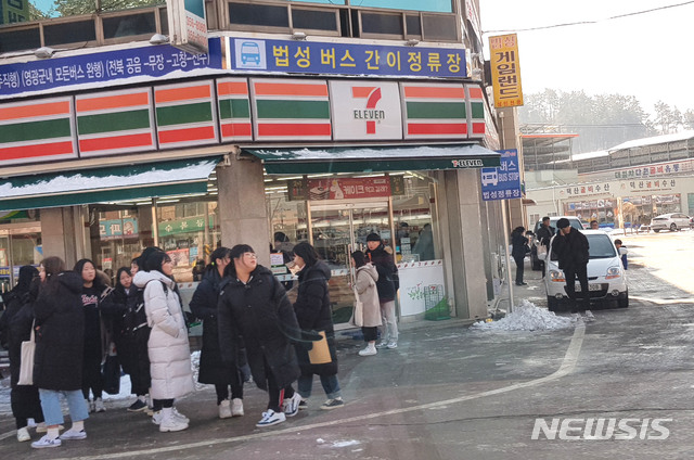 【영광=뉴시스】이창우 기자 = 7일 전남 영광군 법성면 주민들에 따르면 인구 감소에 따른 승객 부족으로 46년간 이용해 온 터미널이 하룻밤 새 폐쇄되고 간이 정류장이 들어섰지만 편의 시설 부족으로 주민 불편이 가중 되고 있다. 사진은 지난달 21일 폐쇄된 법성포 터미널 인근 상가 앞에 조성된 '법성 버스 간이 정류장' 2019.01.07 (사진=뉴시스 독자 제공) photo@newsis.com