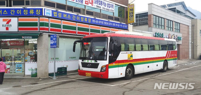 【영광=뉴시스】이창우 기자 = 7일 전남 영광군 법성면 주민들에 따르면 인구 감소에 따른 승객 부족으로 46년간 이용해 온 터미널이 하룻밤 새 폐쇄되고 간이 정류장이 들어섰지만 편의 시설 부족으로 주민 불편이 가중 되고 있다. 사진은 지난달 21일 폐쇄된 법성포 터미널 인근 상가 앞에 조성된 '법성 버스 간이 정류장' 2019.01.07 (사진=뉴시스 독자 제공) photo@newsis.com