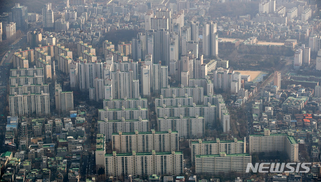 【서울=뉴시스】김선웅 기자 = 서울 아파트값이 약세를 보이면서 중위가격(주택 매매가격을 순서대로 나열했을 때 중간에 위치한 가격)이 23개월 만에 처음으로 하락했다. 지난해 12월 서울 아파트 중위가격은 8억4502만원으로 전월(8억4883만원)보다 381만원 하락했다. 서울 아파트 중위가격이 내림세로 돌아선 것은 지난 2017년 1월 이후 1년11개월만이다. 7일 오후 서울 시내 아파트 단지의 모습. 2019.01.07. mangusta@newsis.com