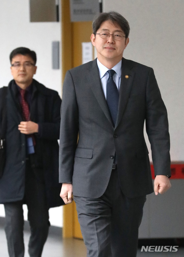 【세종=뉴시스】강종민 기자 = 강신욱 통계청장이 7일 오후 과태료 부과 논란에 대한 입장 발표를 위해 정부세종청사 기재부 기자실로 향하고 있다. 2019.01.07.&nbsp; ppkjm@newsis.com