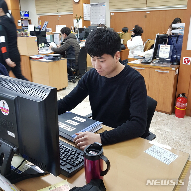 【창원=뉴시스】강경국 기자 = 경남 창원시 성산구 상남동행정복지센터에 근무하는 사회복무요원 김제훈(23·사진)씨가 8일 오후 상남공원 놀이터에서 어린이의 생명을 구해 미담이 되고 있다. 2019.01.08. (사진=창원시청 제공)photo@newsis.com