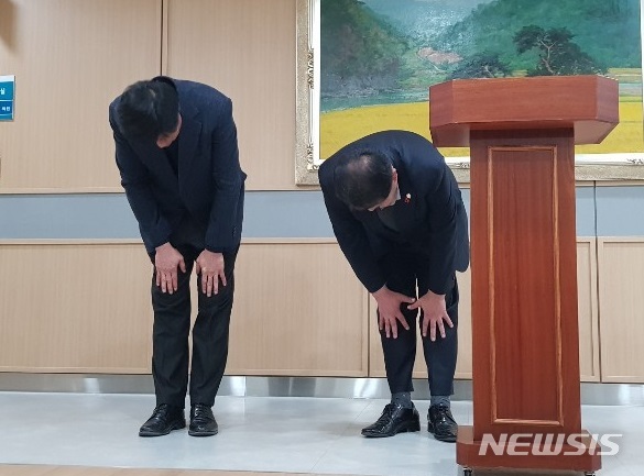 【예천=뉴시스】김진호 기자 = 4일 해외연수 중 가이드 폭행 논란을 빚은 예천군의회 의장단이 허리를 굽혀 사과하고 있다. 2019.01.08  kjh9326@newsis.com