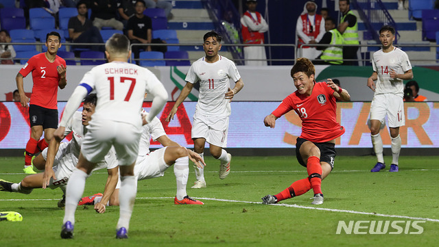 【두바이(아랍에미리트)=뉴시스】김진아 기자 = 7일 오후(현지시각) 아랍에미리트 두바이 알막툼 경기장에서 열린 2019 AFC 아시안컵 C조 조별 리그 1차전 한국과 필리핀의 경기, 한국 황의조가 골을 넣고 있다. 2019.01.07. bluesoda@newsis.com