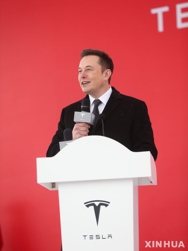 【상하이=신화/뉴시스】엘론 머스크 테슬라 CEO가 7일(현지시간) 중국 상하이에서 테슬라 상하이 기가팩토리 착공식에 참석해 연설하고 있다. 미 전기자동차(EV) 테슬라는 상하이현지에서 100% 출자해 공장 건설에 착수했으며 미국 밖에 공장을 짓는 것은 이번이 처음이다. 2019.01.07.