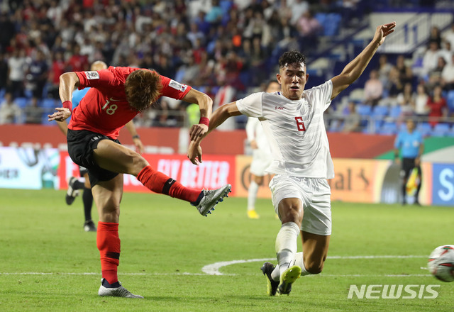 【두바이(아랍에미리트)=뉴시스】김진아 기자 = 7일 오후(현지시각) 아랍에미리트 두바이 알막툼 경기장에서 열린 2019 AFC 아시안컵 C조 조별 리그 1차전 한국과 필리핀의 경기, 한국 황의조가 슛을 시도하고 있다. 2019.01.07. bluesoda@newsis.com