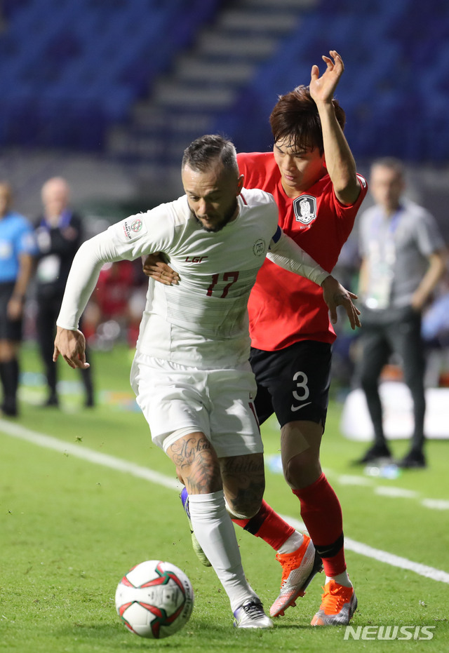 【두바이(아랍에미리트)=뉴시스】김진아 기자 = 7일 오후(현지시각) 아랍에미리트 두바이 알막툼 경기장에서 열린 2019 AFC 아시안컵 C조 조별 리그 1차전 한국과 필리핀의 경기, 한국 파울루 벤투 감독이 경기장 밖으로 나온 공을 차고 있다. 2019.01.07. bluesoda@newsis.com