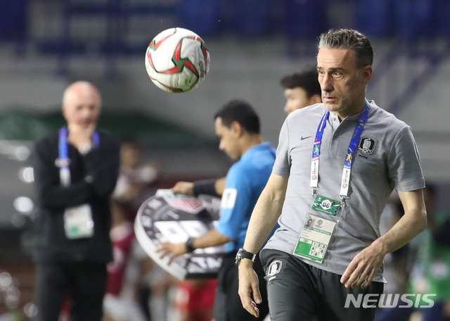 【두바이(아랍에미리트)=뉴시스】김진아 기자 = 7일 오후(현지시각) 아랍에미리트 두바이 알막툼 경기장에서 열린 2019 AFC 아시안컵 C조 조별 리그 1차전 한국과 필리핀의 경기, 한국 파울루 벤투 감독이 경기장 밖으로 나온 공을 걷어내고 있다. 2019.01.07. bluesoda@newsis.com
