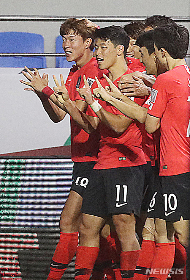 【두바이(아랍에미리트)=뉴시스】김진아 기자 = 7일 오후(현지시각) 아랍에미리트 두바이 알막툼 경기장에서 열린 2019 AFC 아시안컵 C조 조별 리그 1차전 한국과 필리핀의 경기, 한국 황의조가 골을 넣은 후 기뻐하고 있다. 2019.01.07.&nbsp;&nbsp; bluesoda@newsis.com