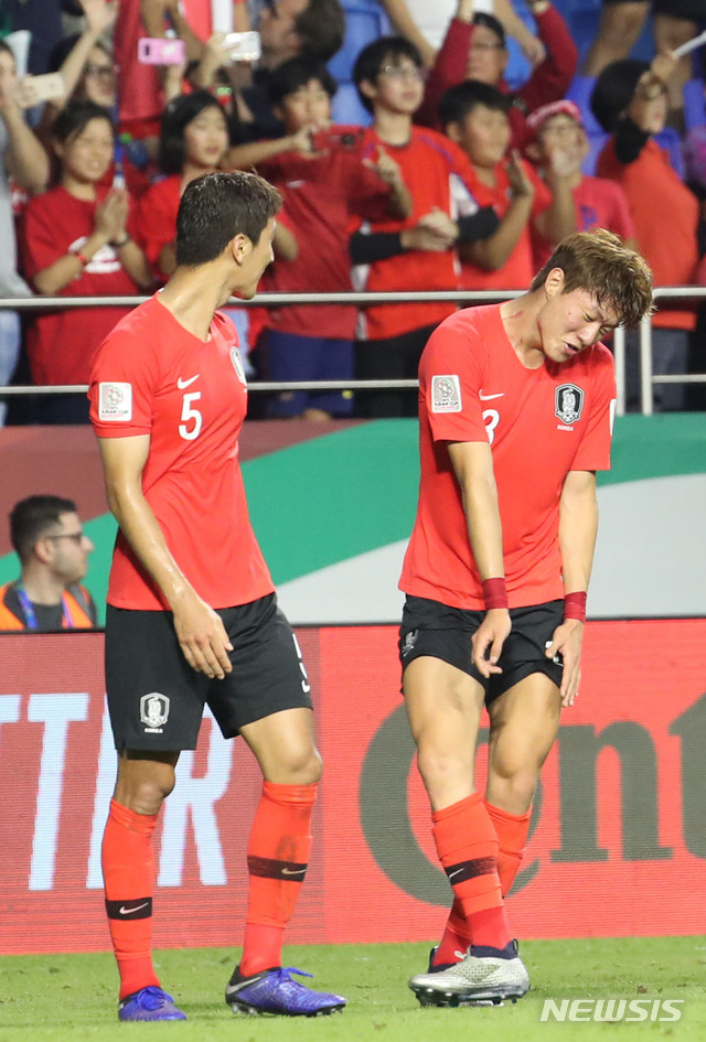 【두바이(아랍에미리트)=뉴시스】김진아 기자 = 7일 오후(현지시각) 아랍에미리트 두바이 알막툼 경기장에서 열린 2019 AFC 아시안컵 C조 조별 리그 1차전 한국과 필리핀의 경기, 한국이 1:0으로 승리 선수들이 기뻐하고 있다. 2019.01.07. bluesoda@newsis.com