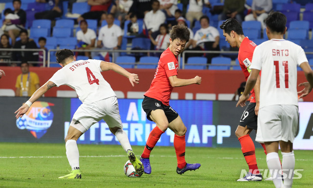 【두바이(아랍에미리트)=뉴시스】김진아 기자 = 7일 오후(현지시각) 아랍에미리트 두바이 알막툼 경기장에서 열린 2019 AFC 아시안컵 C조 조별 리그 1차전 한국과 필리핀의 경기,한국 이재성이 볼다툼을 하고 있다. 2019.01.07.&nbsp; bluesoda@newsis.com