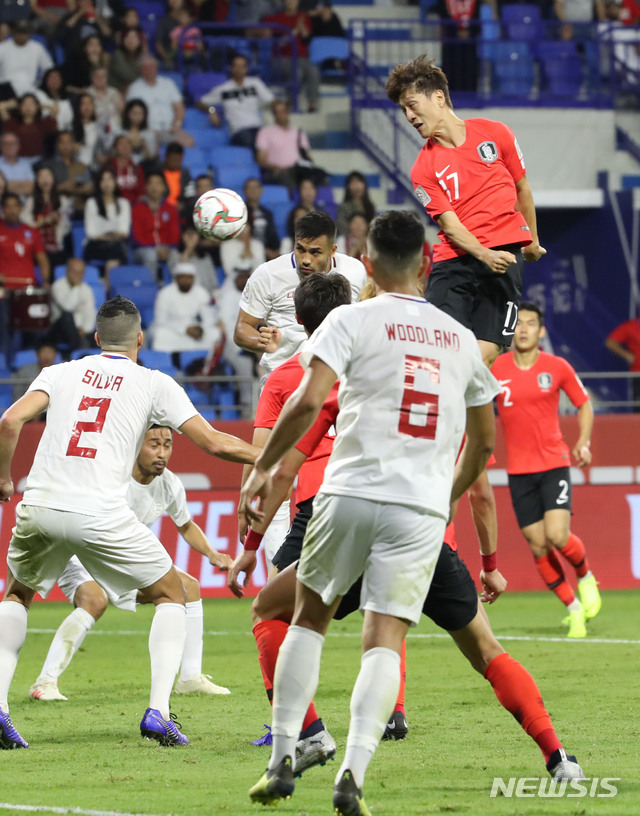 【두바이(아랍에미리트)=뉴시스】김진아 기자 = 7일 오후(현지시각) 아랍에미리트 두바이 알막툼 경기장에서 열린 2019 AFC 아시안컵 C조 조별 리그 1차전 한국과 필리핀의 경기, 한국 이청용이 헤딩슛을 시도하고 있다. 2019.01.08. bluesoda@newsis.com