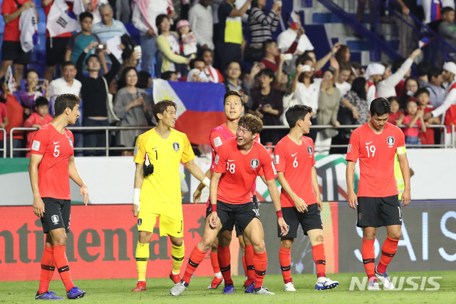 【두바이(아랍에미리트)=뉴시스】김진아 기자 = 7일 오후(현지시각) 아랍에미리트 두바이 알막툼 경기장에서 열린 2019 AFC 아시안컵 C조 조별 리그 1차전 한국과 필리핀의 경기, 1:0으로 승리한 한국 선수들이 기뻐하고 있다. 2019.01.08. bluesoda@newsis.com