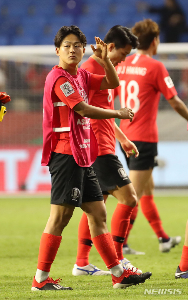 【두바이(아랍에미리트)=뉴시스】김진아 기자 = 7일 오후(현지시각) 아랍에미리트 두바이 알막툼 경기장에서 열린 2019 AFC 아시안컵 C조 조별 리그 1차전 한국과 필리핀의 경기, 한국이 1:0으로 승리하자 이승우가 관중석을 바라보고 인사하고 있다. 2019.01.08. bluesoda@newsis.com